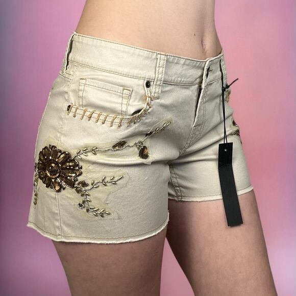 Embroidered, beaded and embellished floral beige shorts with brown details🎀 - Picture 1 of 8